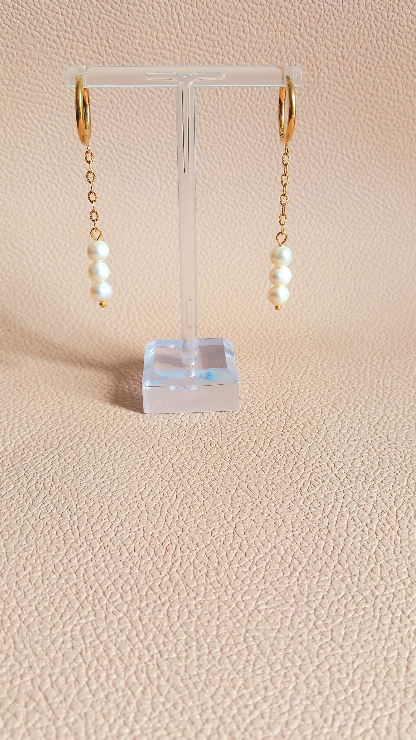 Créoles pendantes avec chaîne acier inox doré et perles d'eau douce