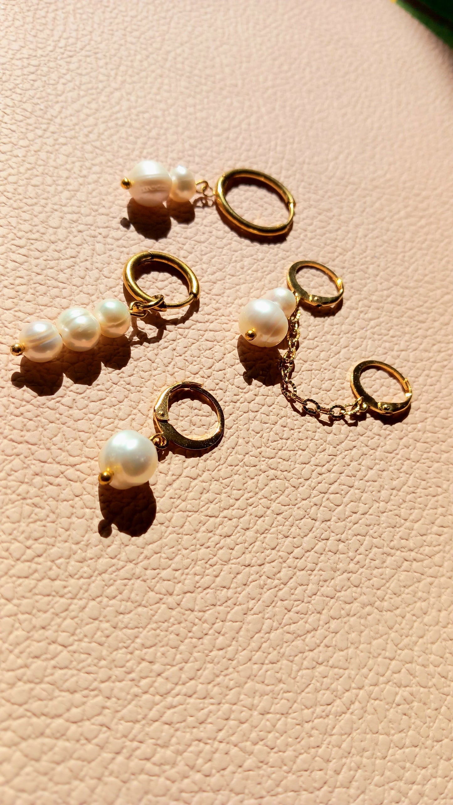 Mono boucle créole en acier inoxydable et pendant perles de culture d'eau douce