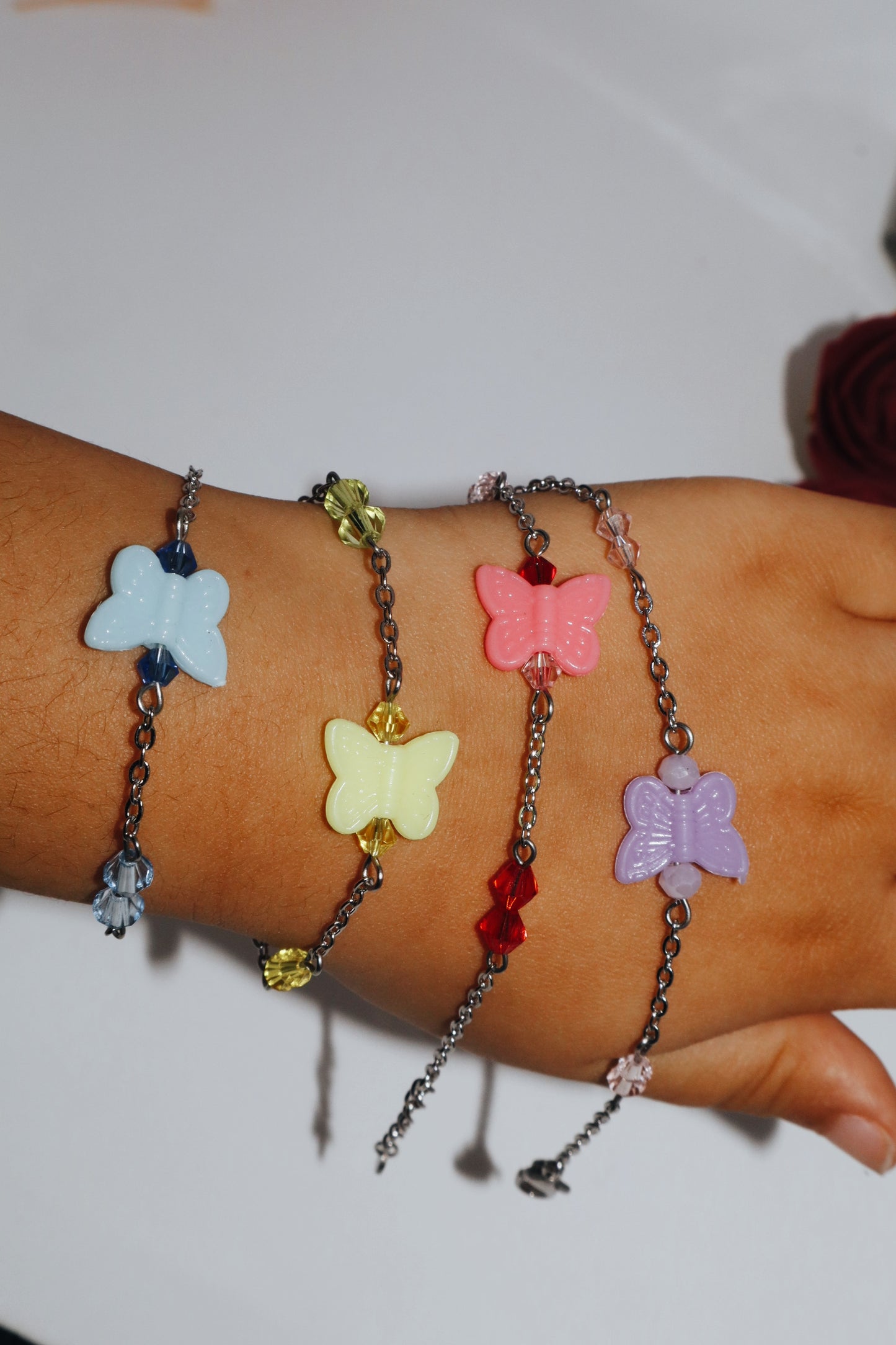 Bracelets coloré en acier inoxydable, perles et connecteurs papillons en acrylique