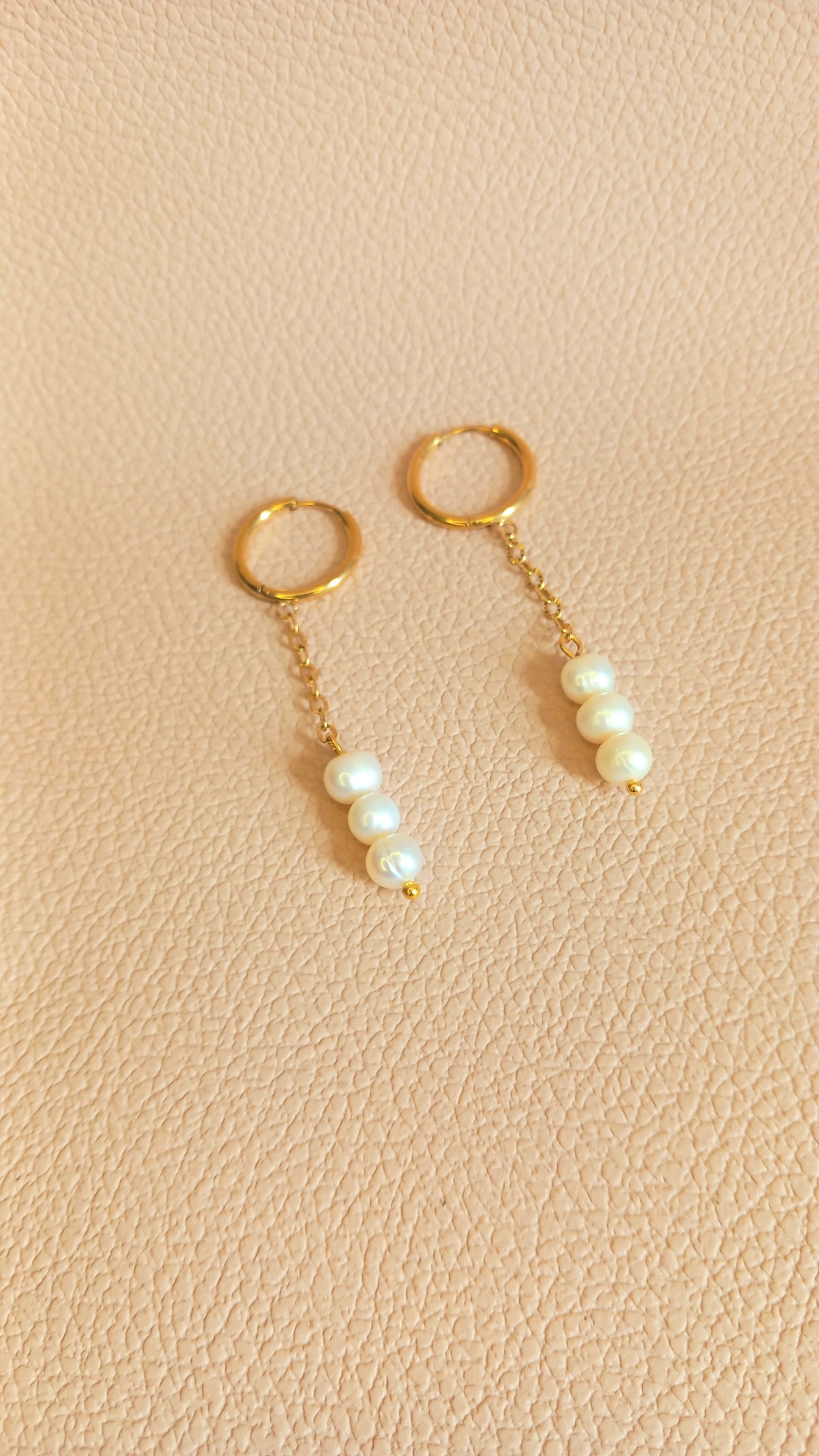 Boucles d'oreilles créoles pendente en acier inoxydable et perles d’eau douce