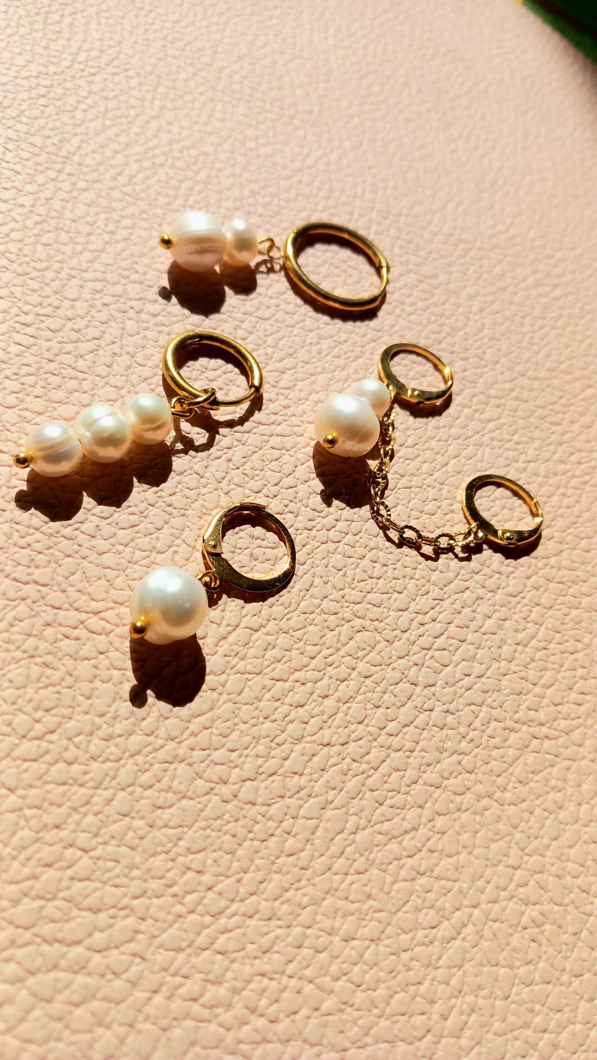 Mono boucle créole en acier inoxydable et pendant perles de culture d'eau douce