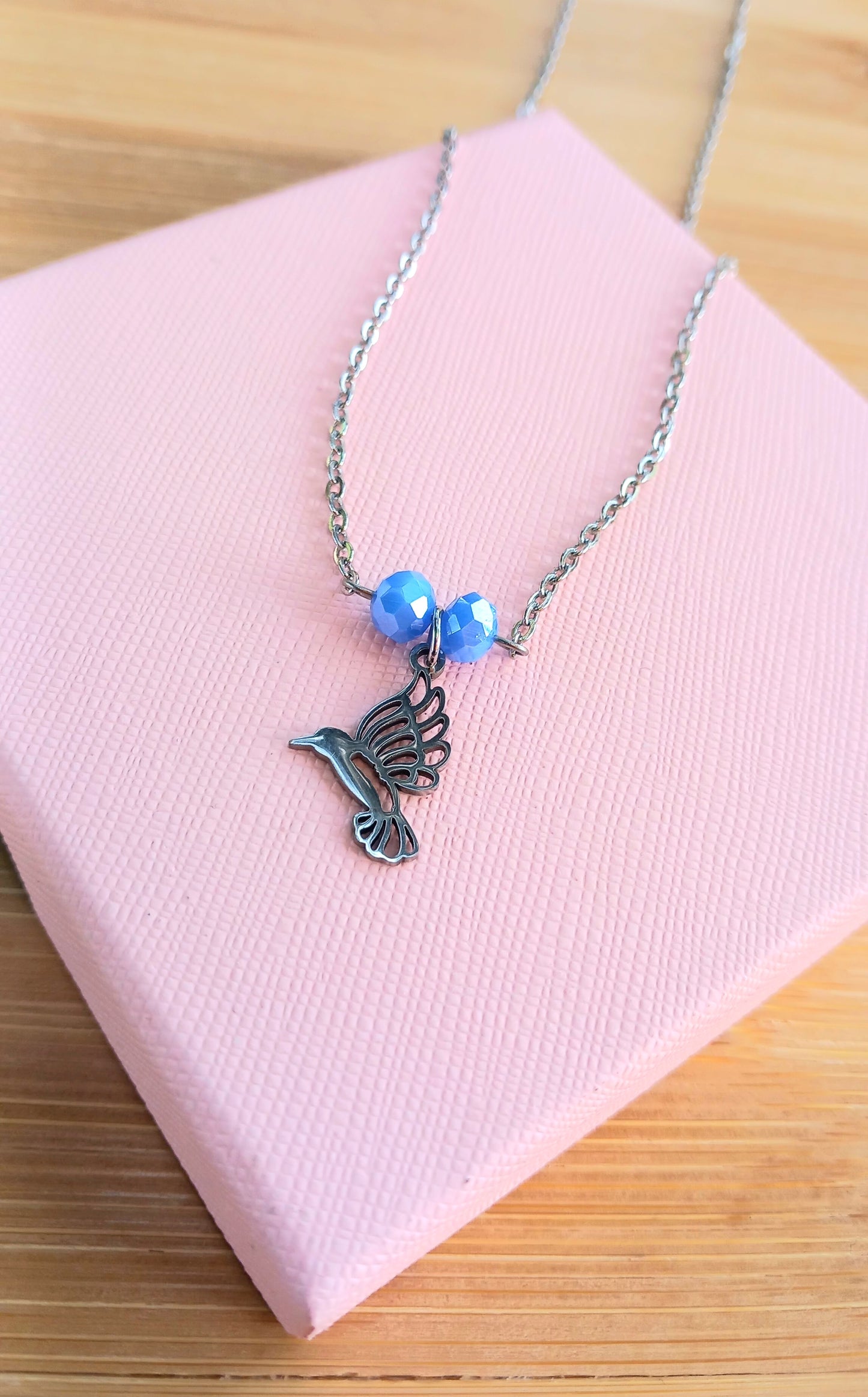 Collier acier inox argenté avec perles bleu et pendentif oiseau, birdy