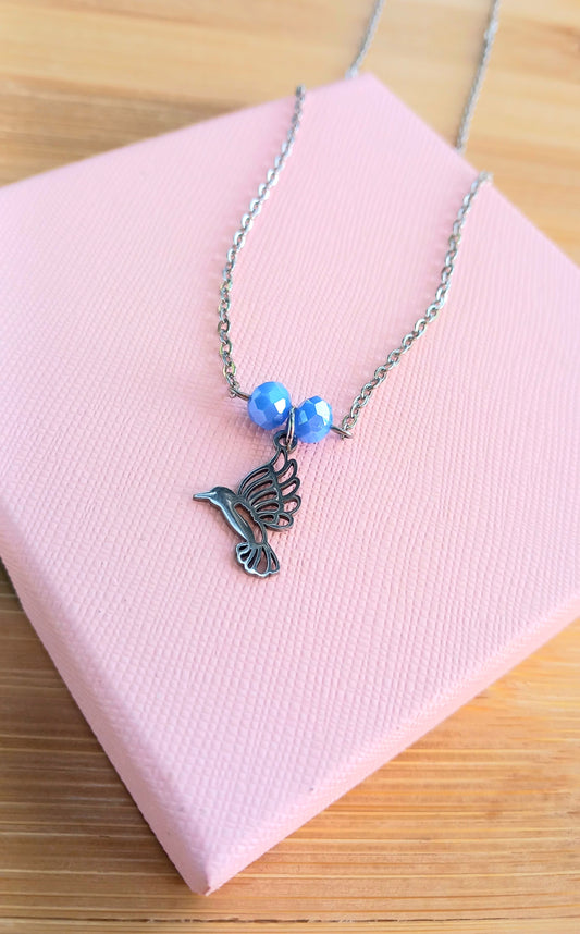 Collier acier inox argenté avec perles bleu et pendentif oiseau, birdy