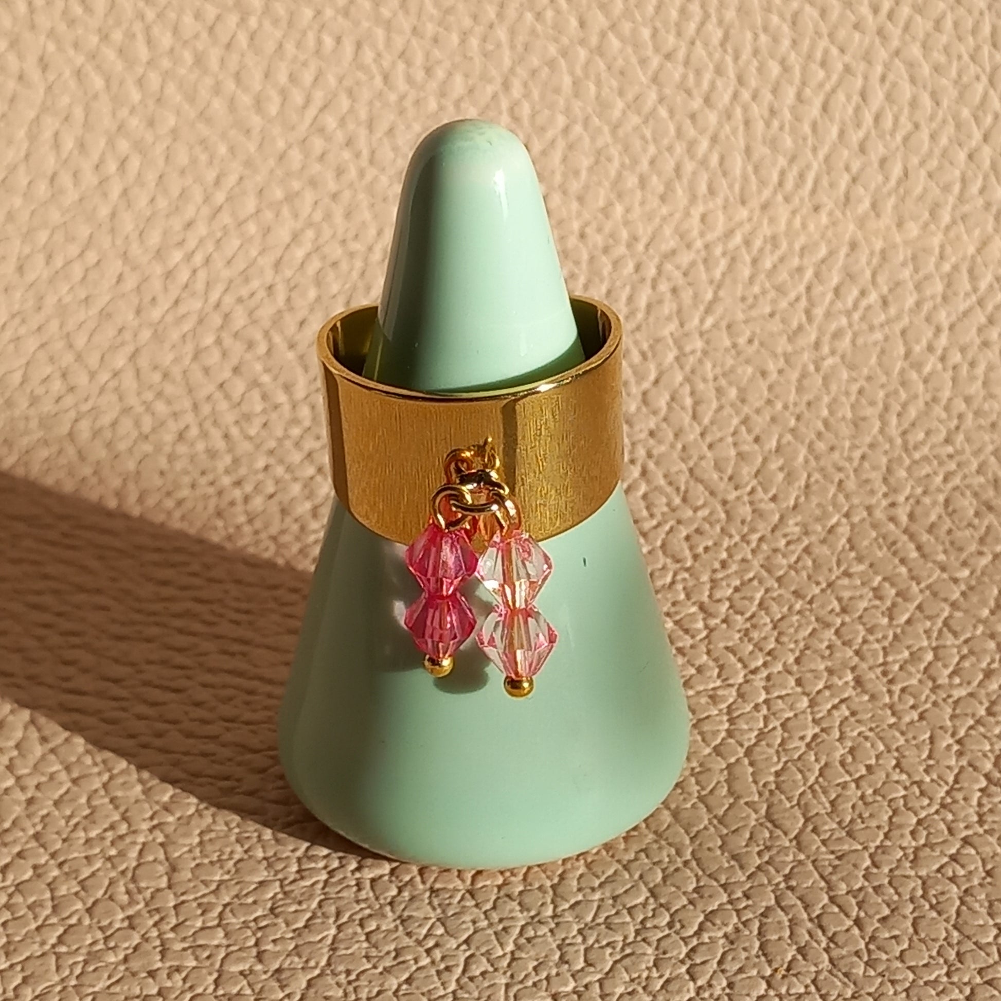 Bague en acier inoxydable doré avec breloques perles