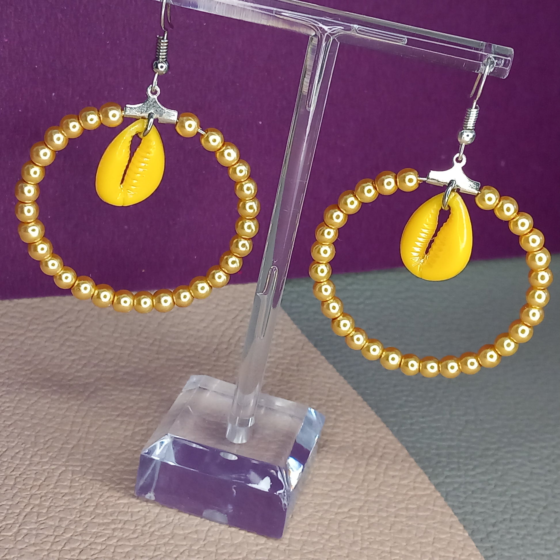 Boucle d'oreilles fantaisie, avec perles nacré jaune
Vous avez le choix entre les crochets pour oreilles percée et les clips pour oreilles non percée